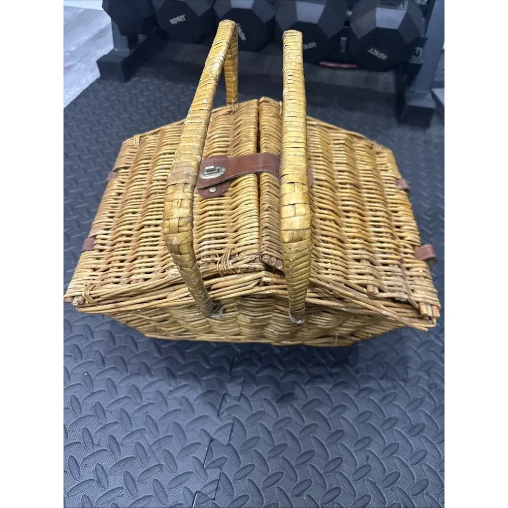 Unbranded wicker vintage